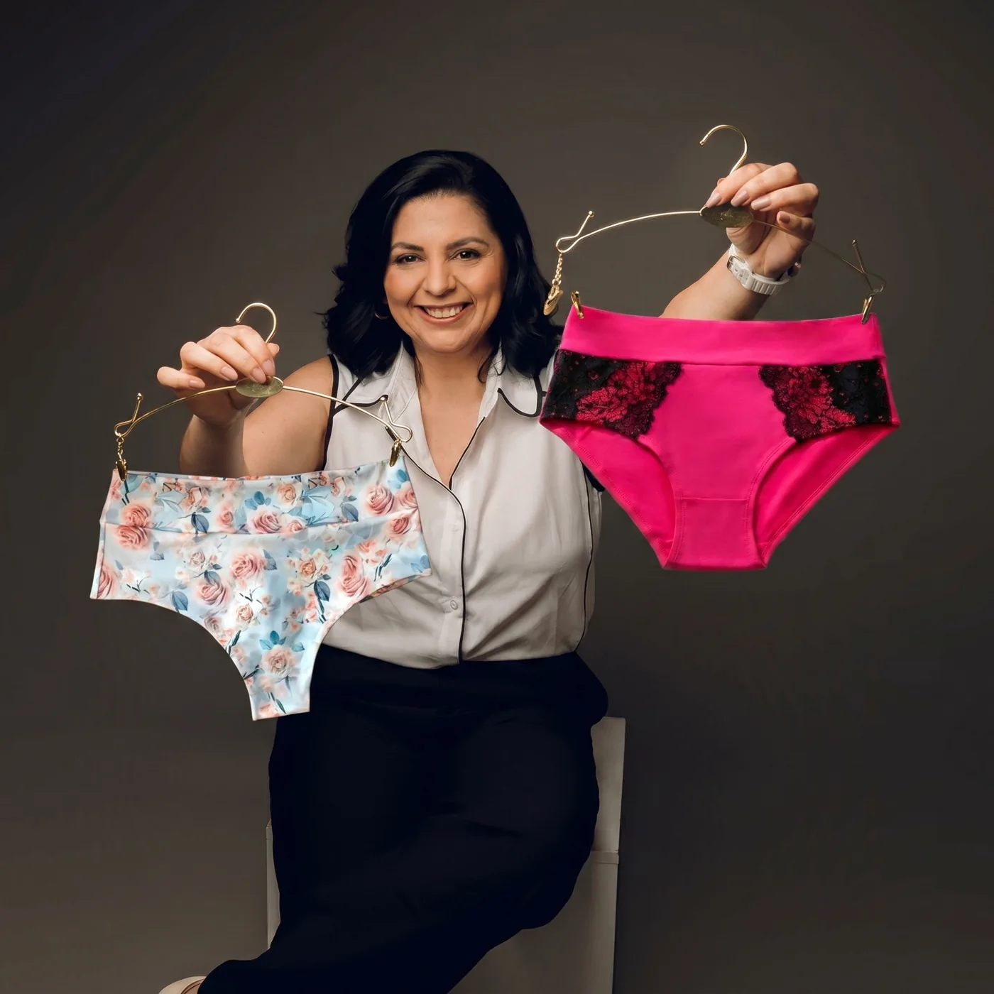 Eliane segurando duas calcinhas sem elástico feitas com os moldes